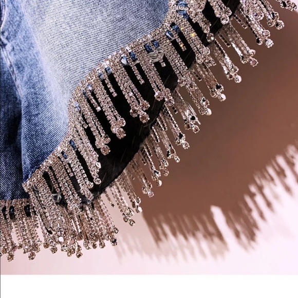 ((BACK ORDER)) Diamond Tassel Jean Shorts - Picture 4 of 4